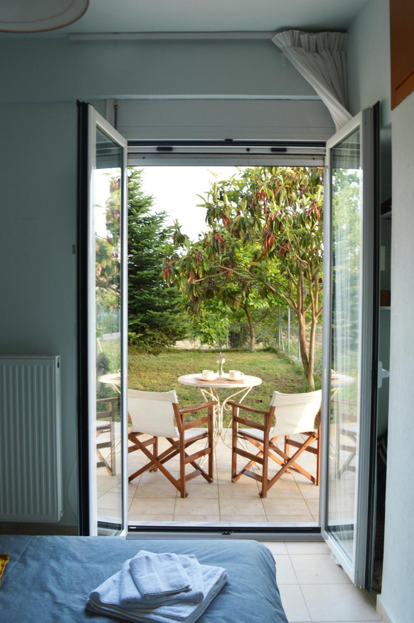 Sunny Retreat With A Garden Terrace Private Room Янина Экстерьер фото